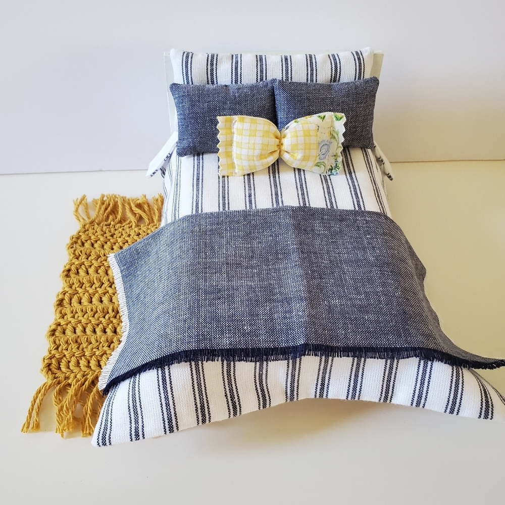 Miniature Dollhouse 1:12 Scale Coastal White Navy Striped Bedding Set - Picture 2 of 4